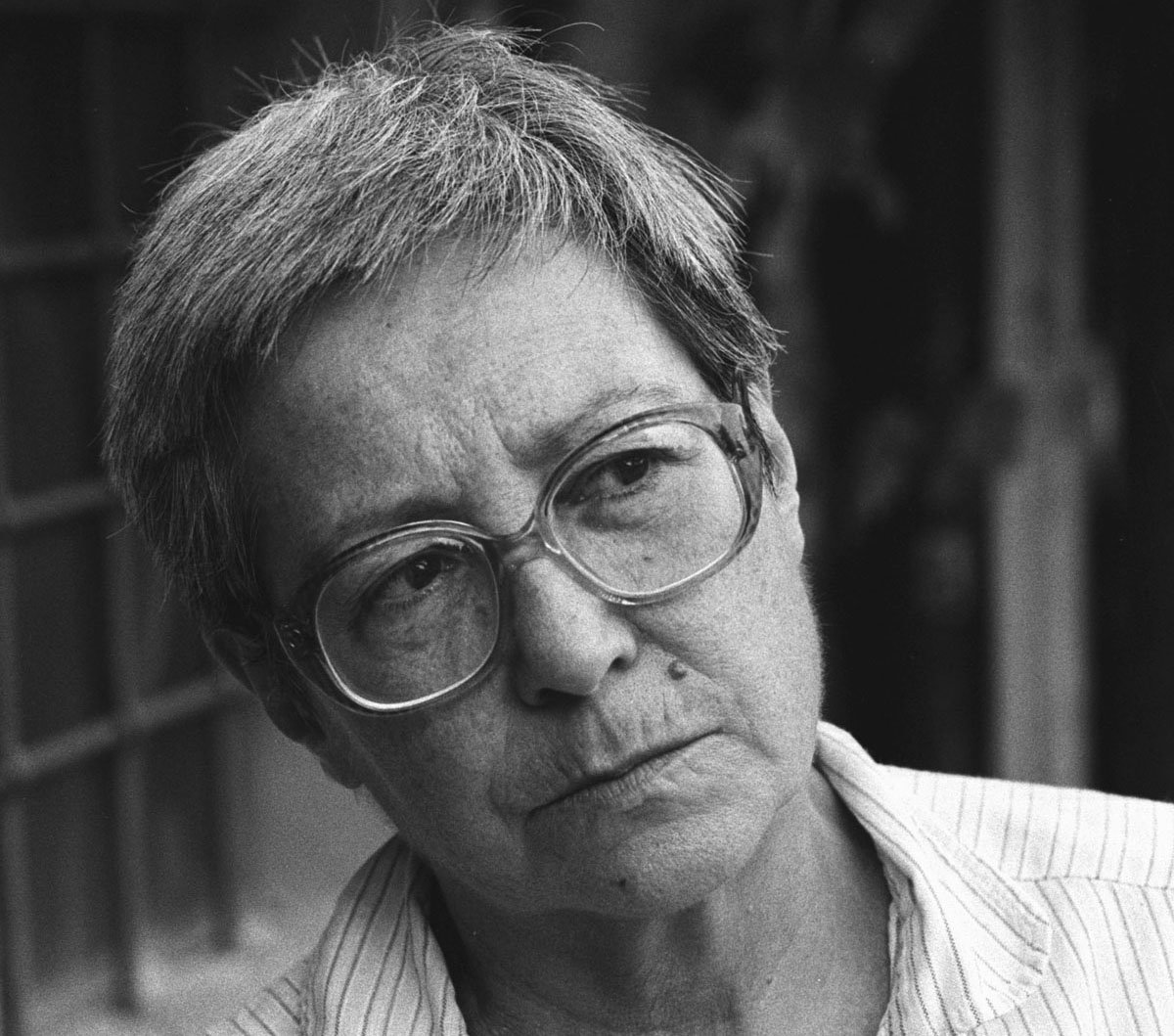 photo©courtesyVincenzoCottinelli1993<br><br>
Tutti i diritti riservati. <br>Il ritratto di Edoarda Masi è una fotografia analogica scattata a Pontassieve nel 1993 in occasione di un viaggio con Grazia Cherchi in giro per l’Italia a intervistare scrittori e artisti. <a href=https://www.vincenzocottinelli.it/>www.vincenzocottinelli.it</a>.